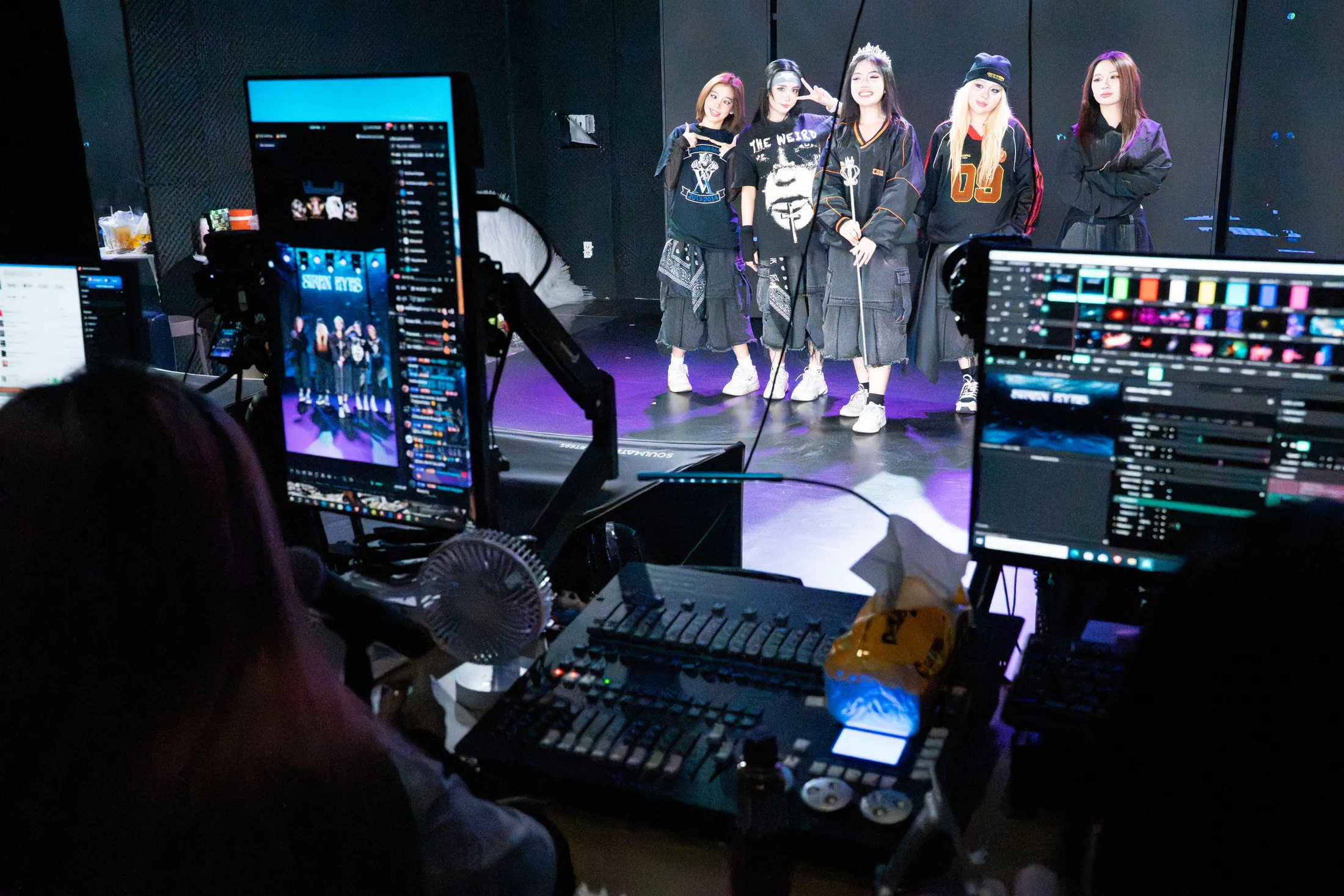 Không gian livestream OSTMEDIA với nhóm biểu diễn, máy quay và bàn điều khiển.