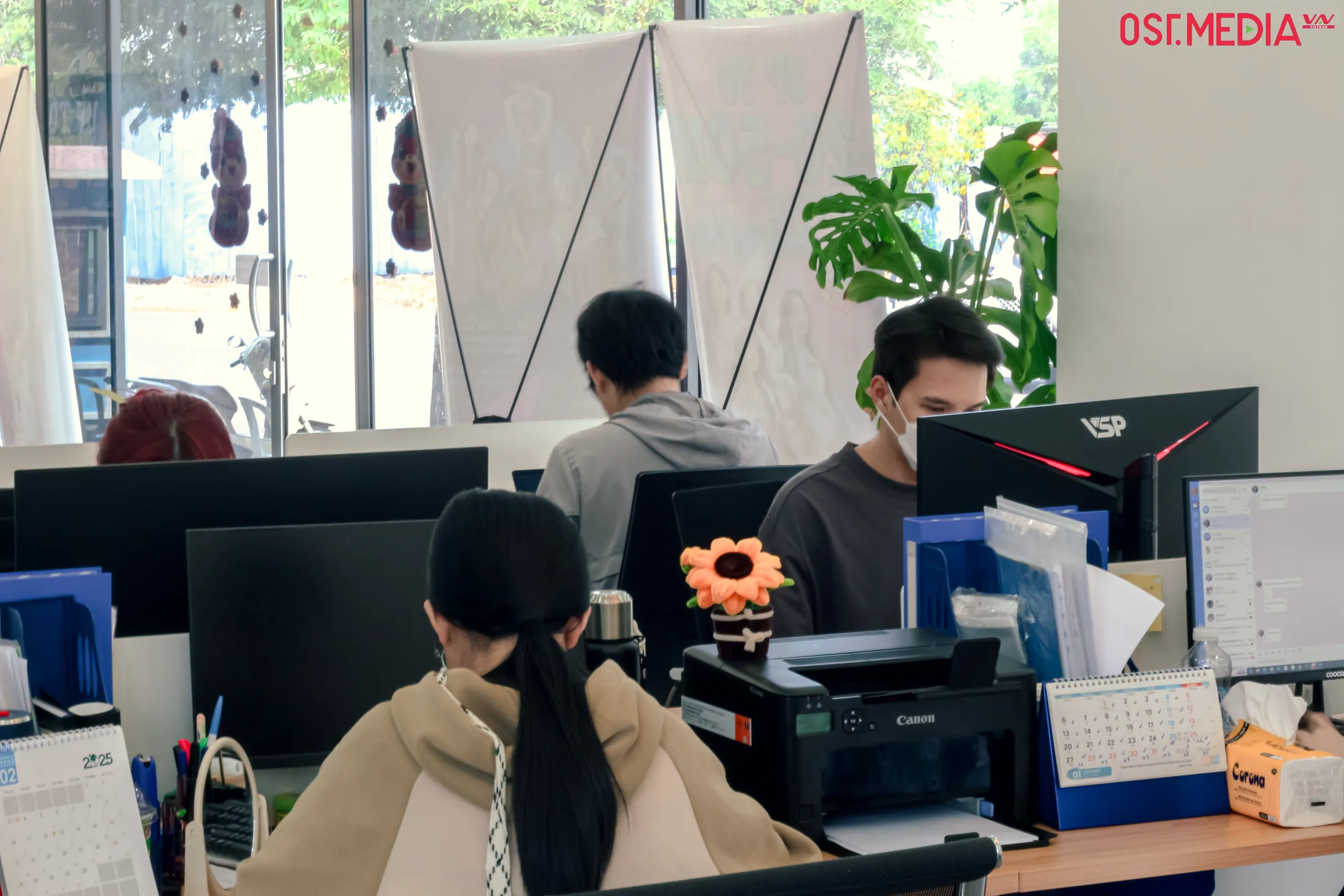 Nhân sự OSTMEDIA làm việc tại khu vực văn phòng có cửa sổ.