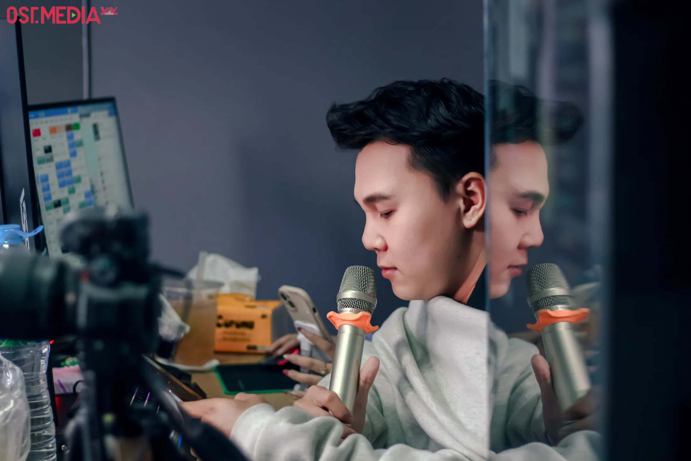 Thành viên đội ngũ vận hành tại bàn điều khiển livestream.