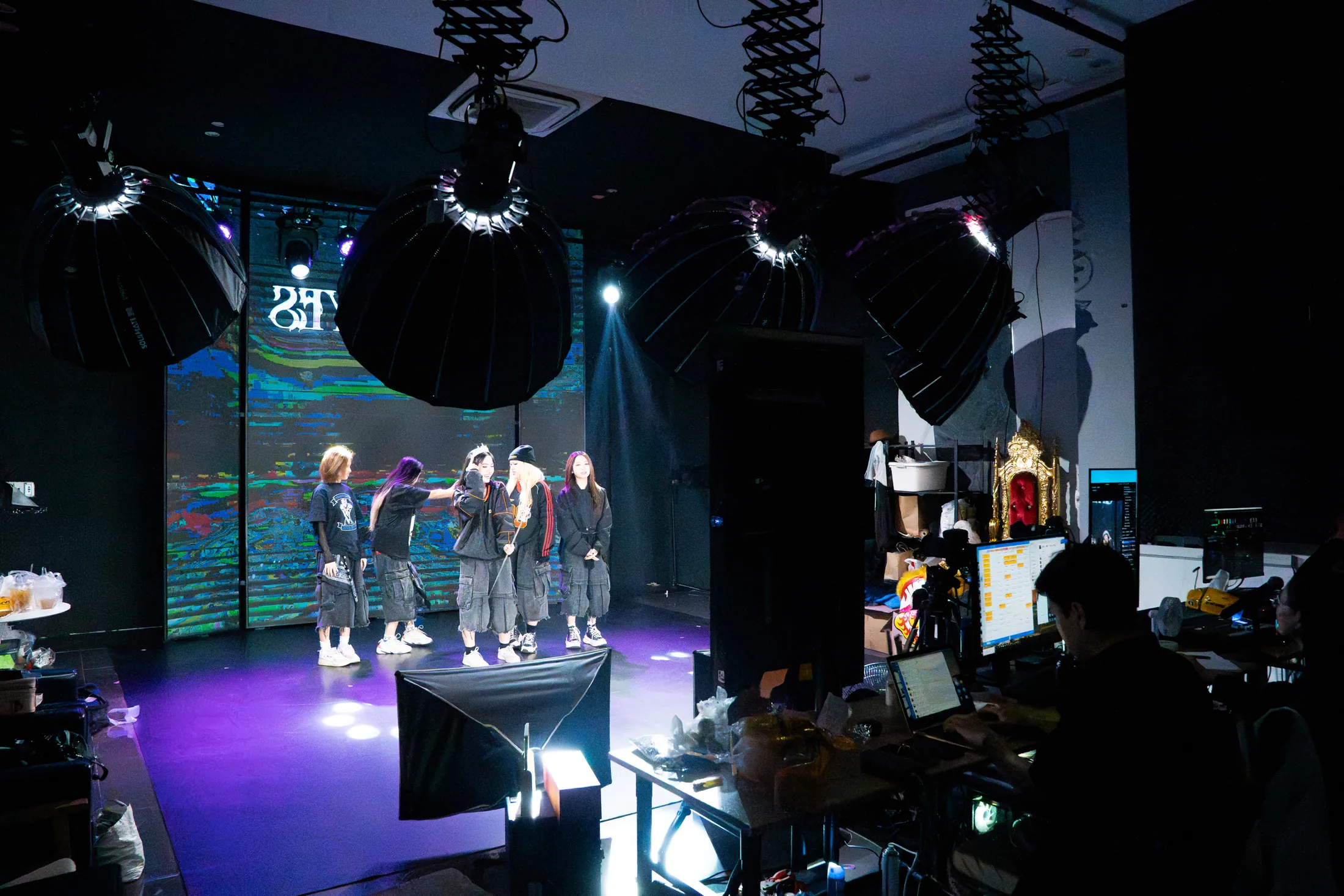 Góc nhìn từ hậu trường về nhóm dancer trên sân khấu livestream.